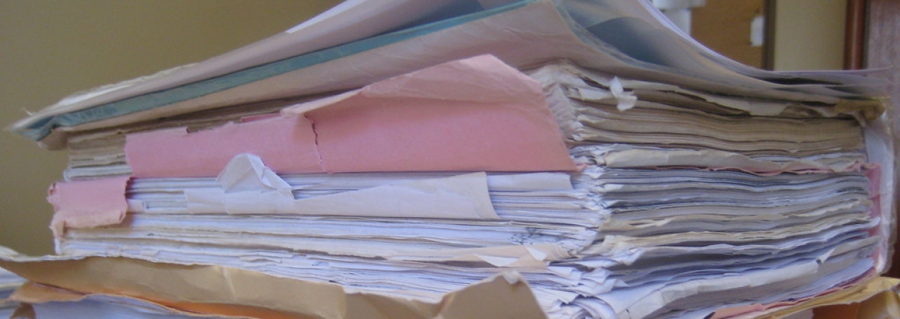 Pilha de volumes de processo judicial