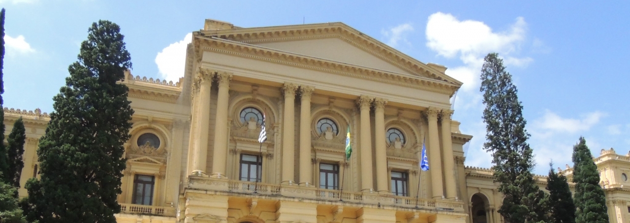 Museu do Ipiranga. Entrada com escadaria que leva à fachada com colunas em estilo clássico.
