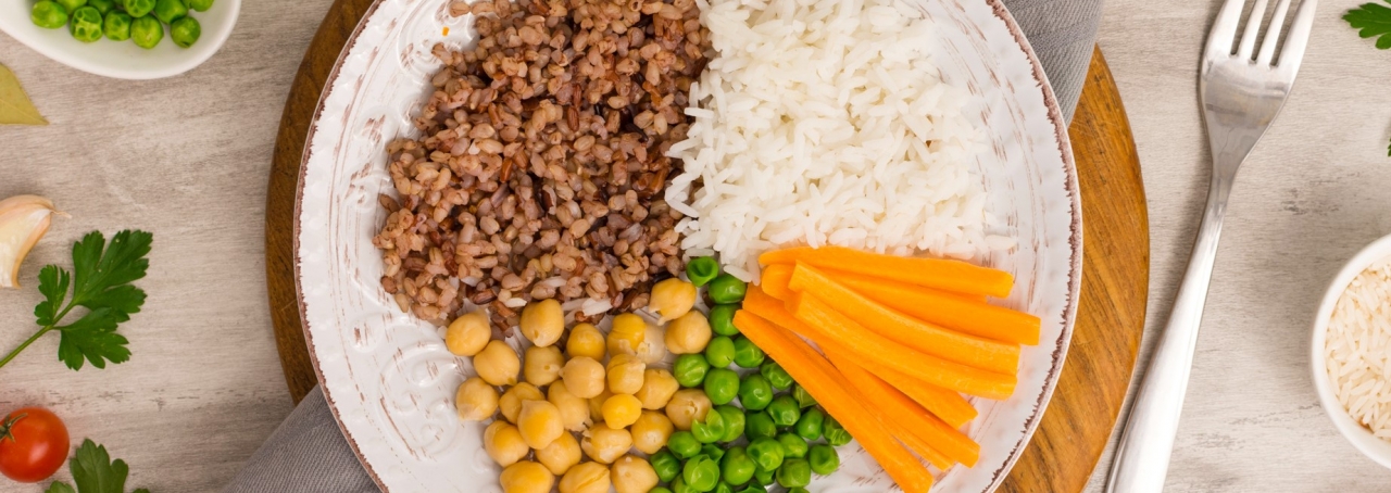 Imagem de prato cheio de legumes e leguminosas