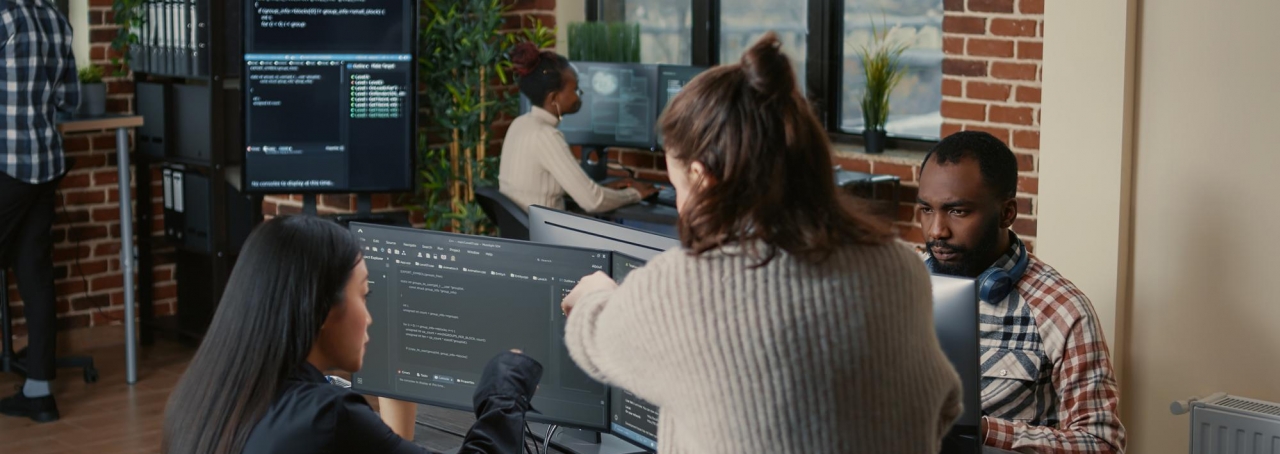 Imagem de quatro pessoas com computadores