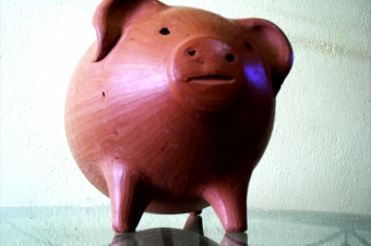 Cofrinho de porco em mesa de vidro