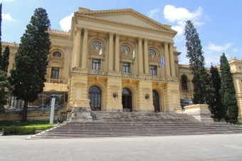 Museu do Ipiranga. Entrada com escadaria que leva à fachada com colunas em estilo clássico.