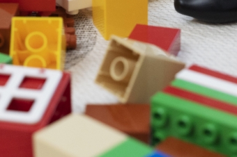 Imagem de brinquedos coloridos no chão