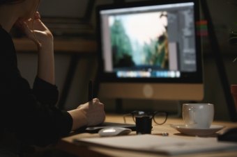 Imagem de mãos de alguém desenhando em uma mesa digital