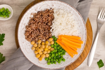 Imagem de prato cheio de legumes e leguminosas