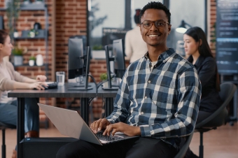 Imagem de três pessoas com computadores